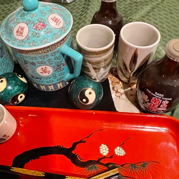 From Japan made in China tea set a two tall saki cups, four matching tea cups - Picture 16 of 16